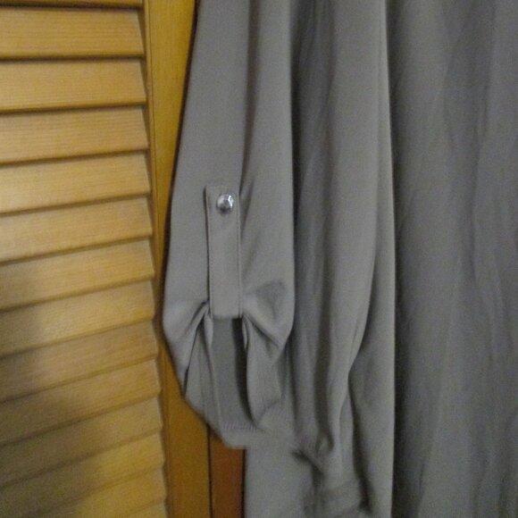 Sami & Jo tan top, feminine, stretchy, pearl neckline, 3/4 sleeves size 3x - Picture 6 of 8